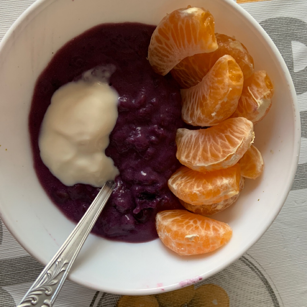 Gachas de arándanos con mandarina y yogur