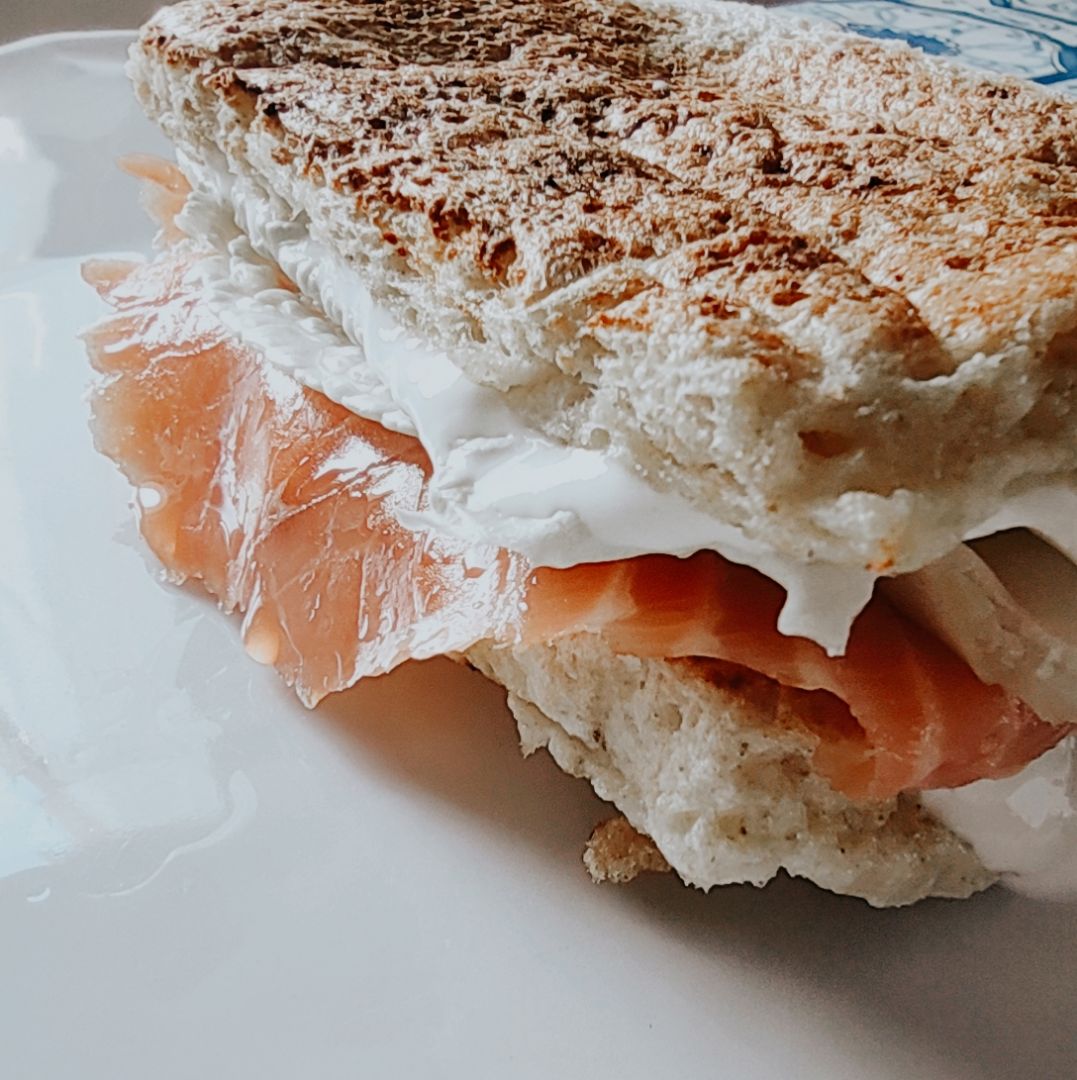 Sándwich con pan proteico casero al microondas 