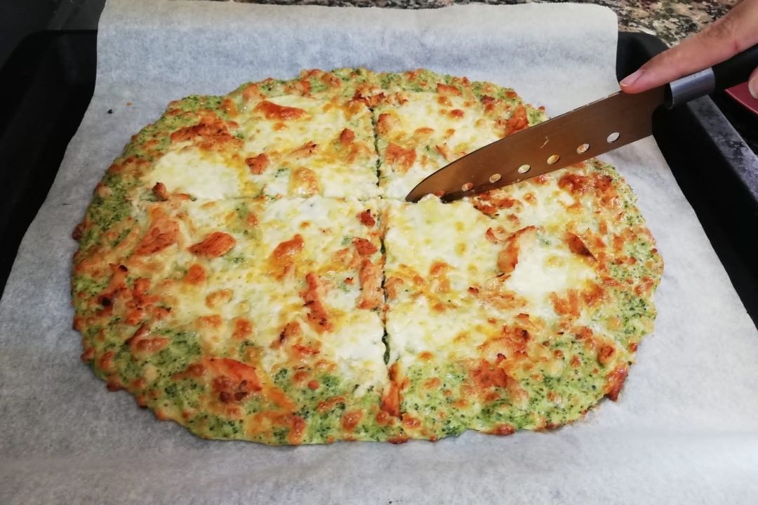 Pizza brócoli pollo y queso 