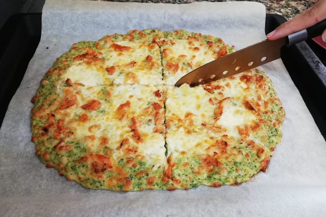 Pizza brócoli pollo y queso Pizza brócoli pollo y queso