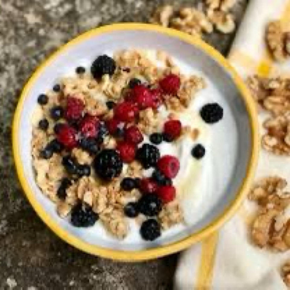 Yogurt, frutos rojos y anacardos con chocolate 