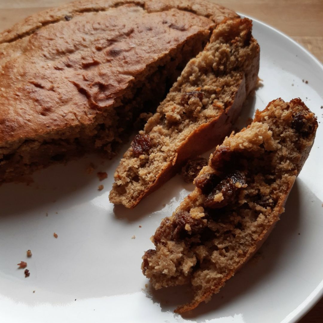 Bizcocho de plátano, yogur y crema de avellanas