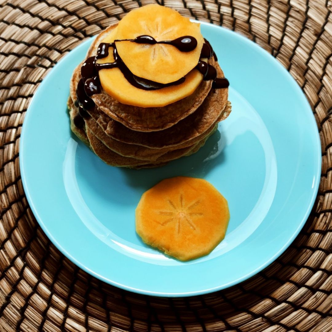 Mix de tortitas con caqui y sirope de chocolate 🍫 Mix de tortitas con caqui y sirope de chocolate 🍫