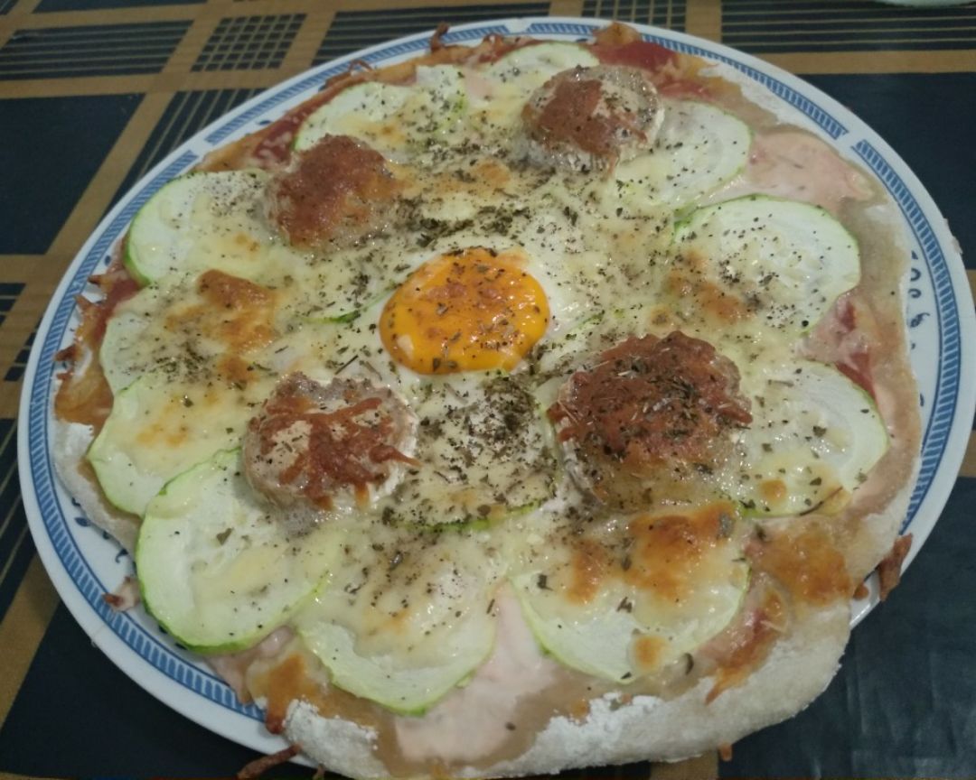 Pizza integral con calabacín, mucho queso y huevo 😋