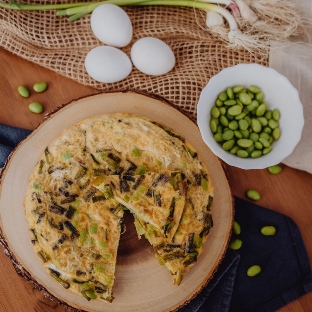 Tortilla de edamames y ajos tiernos Tortilla de edamames y ajos tiernos