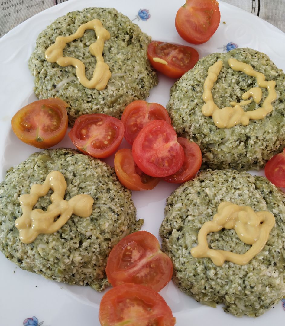 Hamburguesa de pollo y brócoli