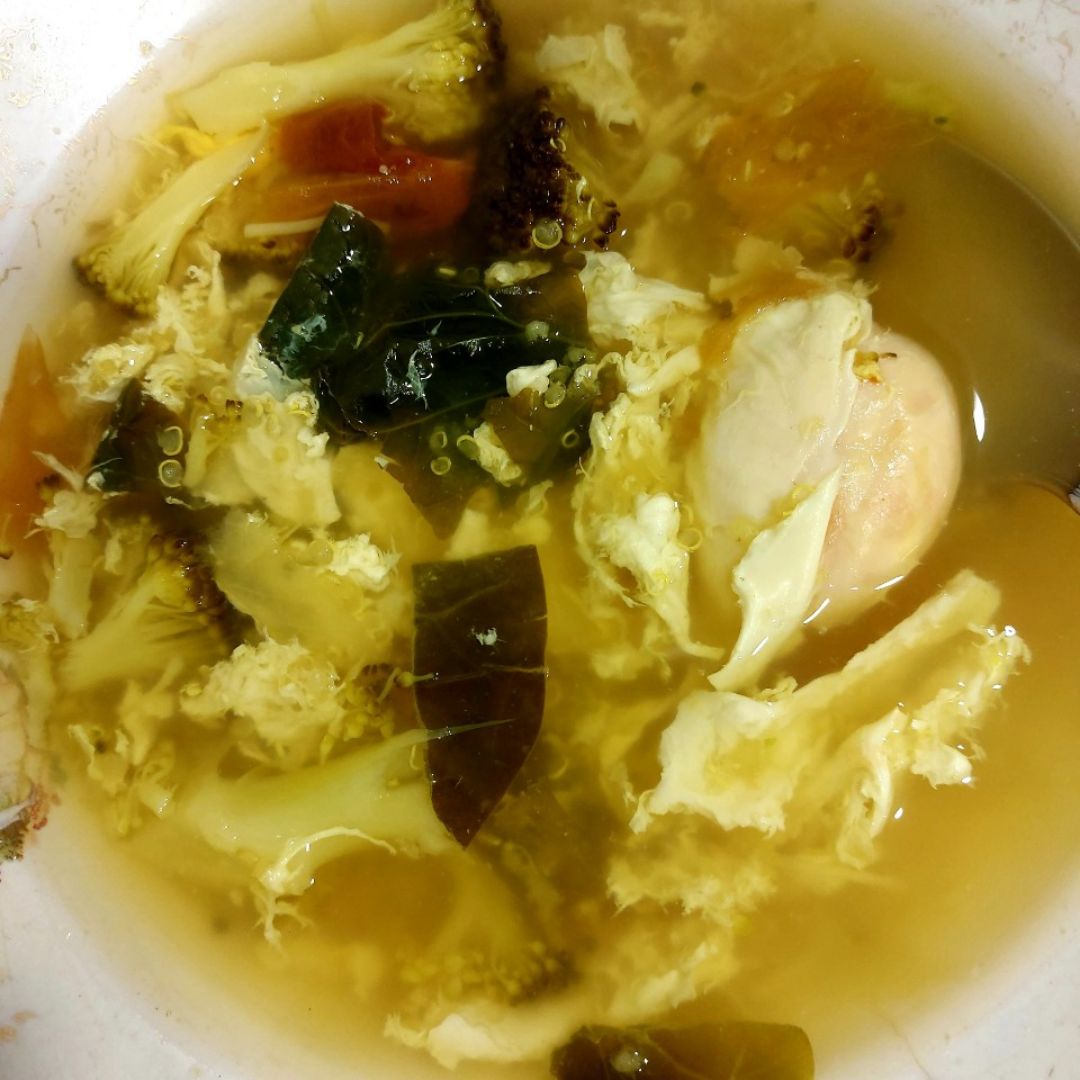 Sopa rápida de verduras, quinoa y huevo 🥚🥦 Sopa rápida de verduras, quinoa y huevo 🥚🥦