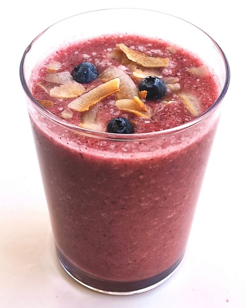 BEBIDA DE PIÑA, ARANDANO Y COCO BEBIDA DE PIÑA, ARANDANO Y COCO