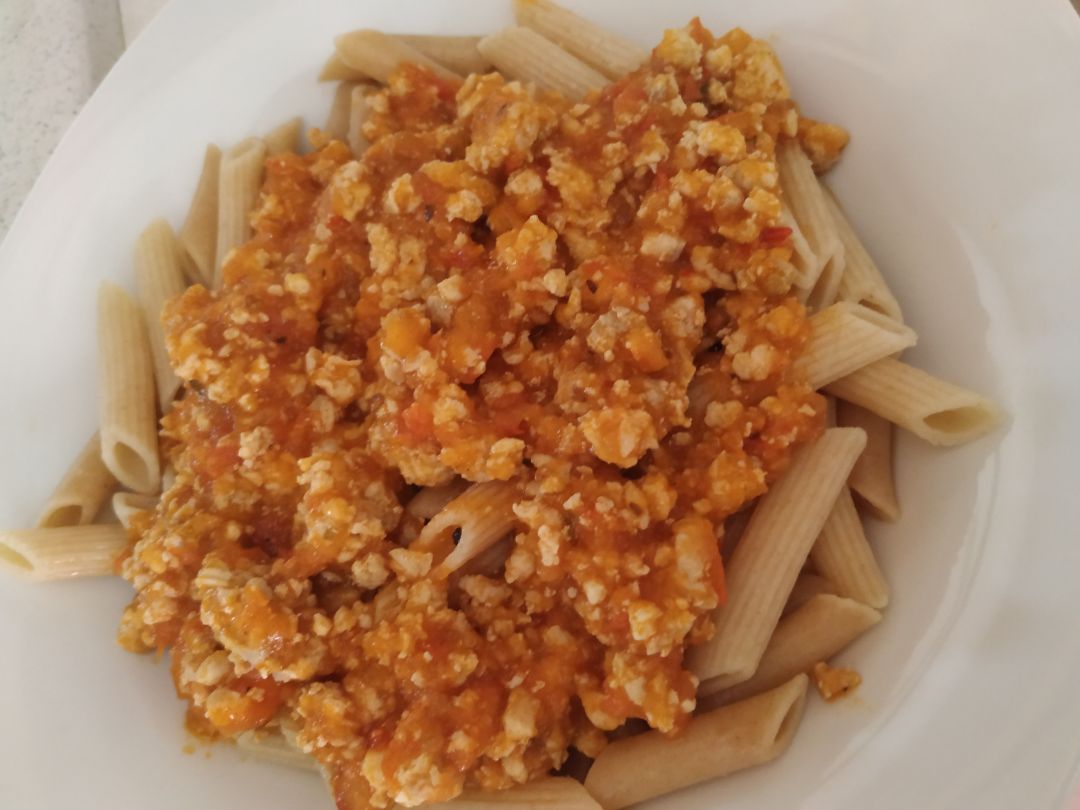 Pasta con salsa de tomate casera y carne picada Pasta con salsa de tomate casera y carne picada