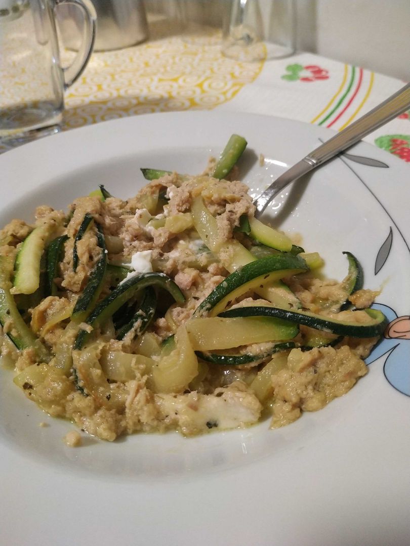 Noodles de calabacín con "salsa" de atún y albahaca. Cena rápida. Noodles de calabacín con "salsa" de atún y albahaca. Cena rápida.