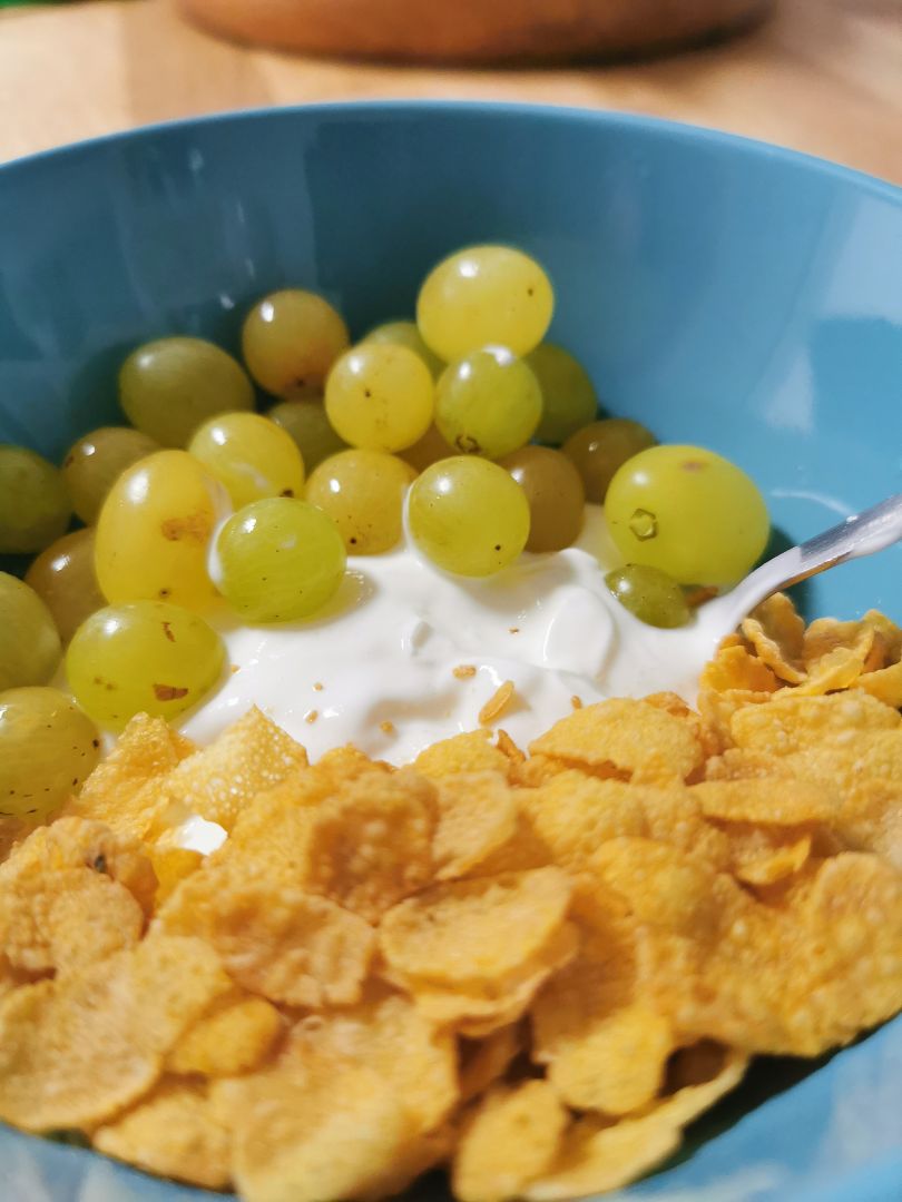Yogurt con copos de maíz y uva 🍇