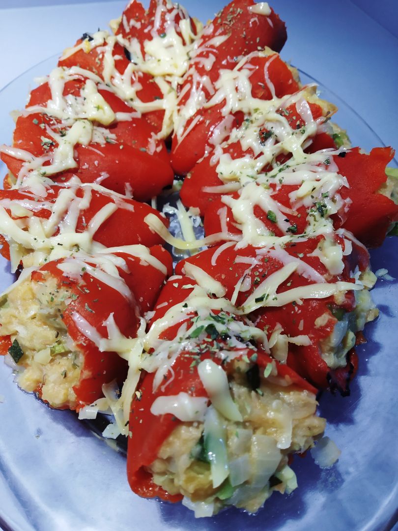Pimientos de piquillo rellenos de verdura, atún y garbanzos Pimientos de piquillo rellenos de verdura, atún y garbanzos