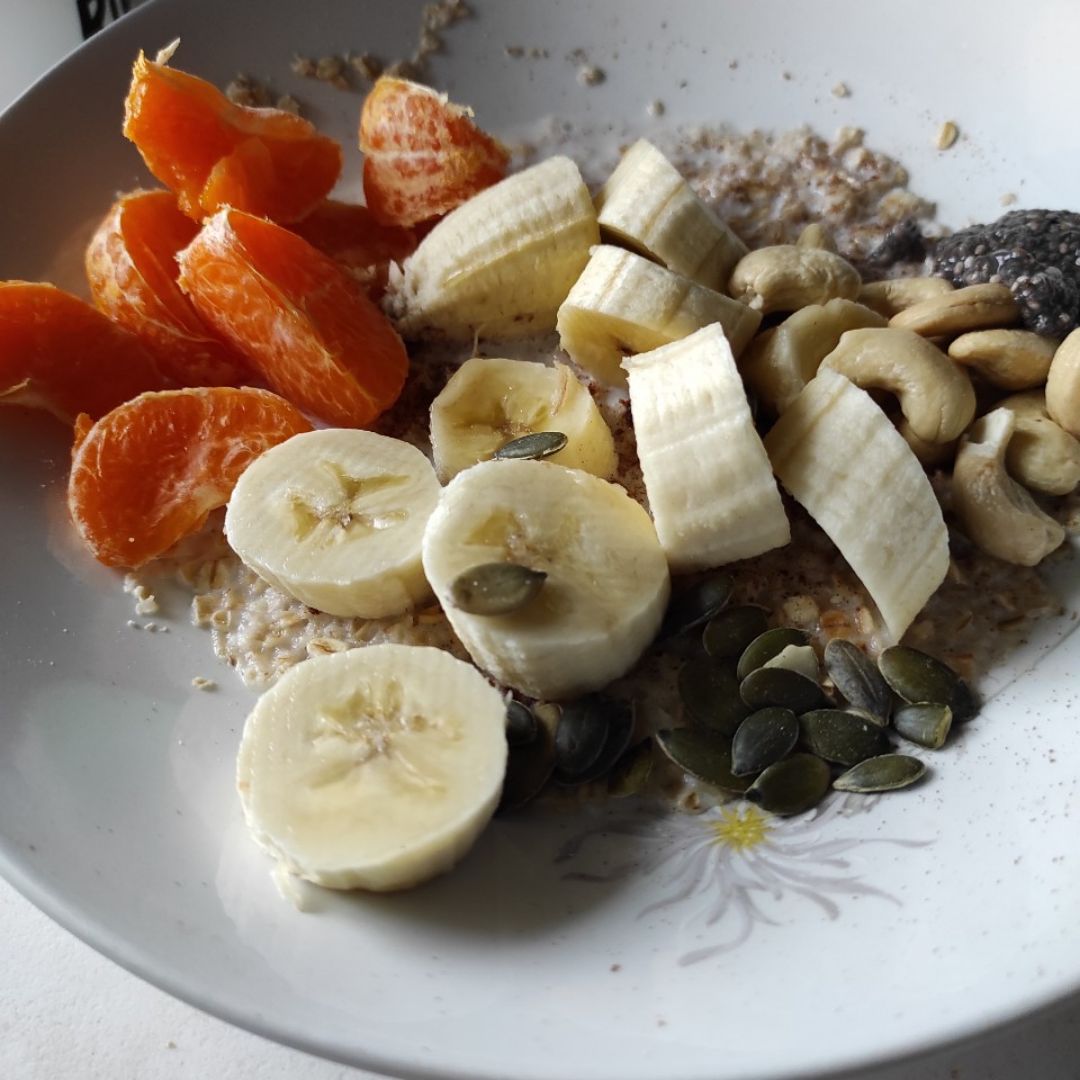 Gachas de avena con plátano ,mandarina y frutos secos Gachas de avena con plátano ,mandarina y frutos secos