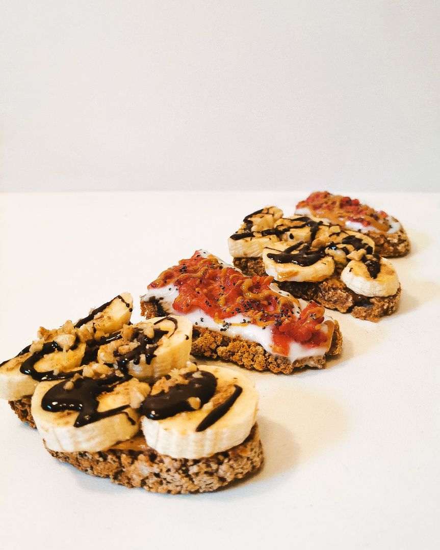 Tostadas de trigo sarraceno (crema cacahuete + plátano y yogur + frambuesa) Tostadas de trigo sarraceno (crema cacahuete + plátano y yogur + frambuesa)