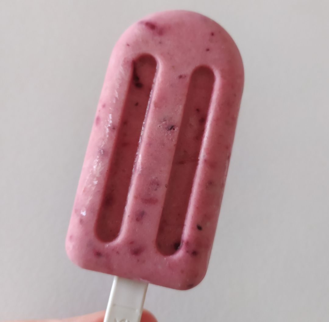 Helado de frutos rojos y plátano.