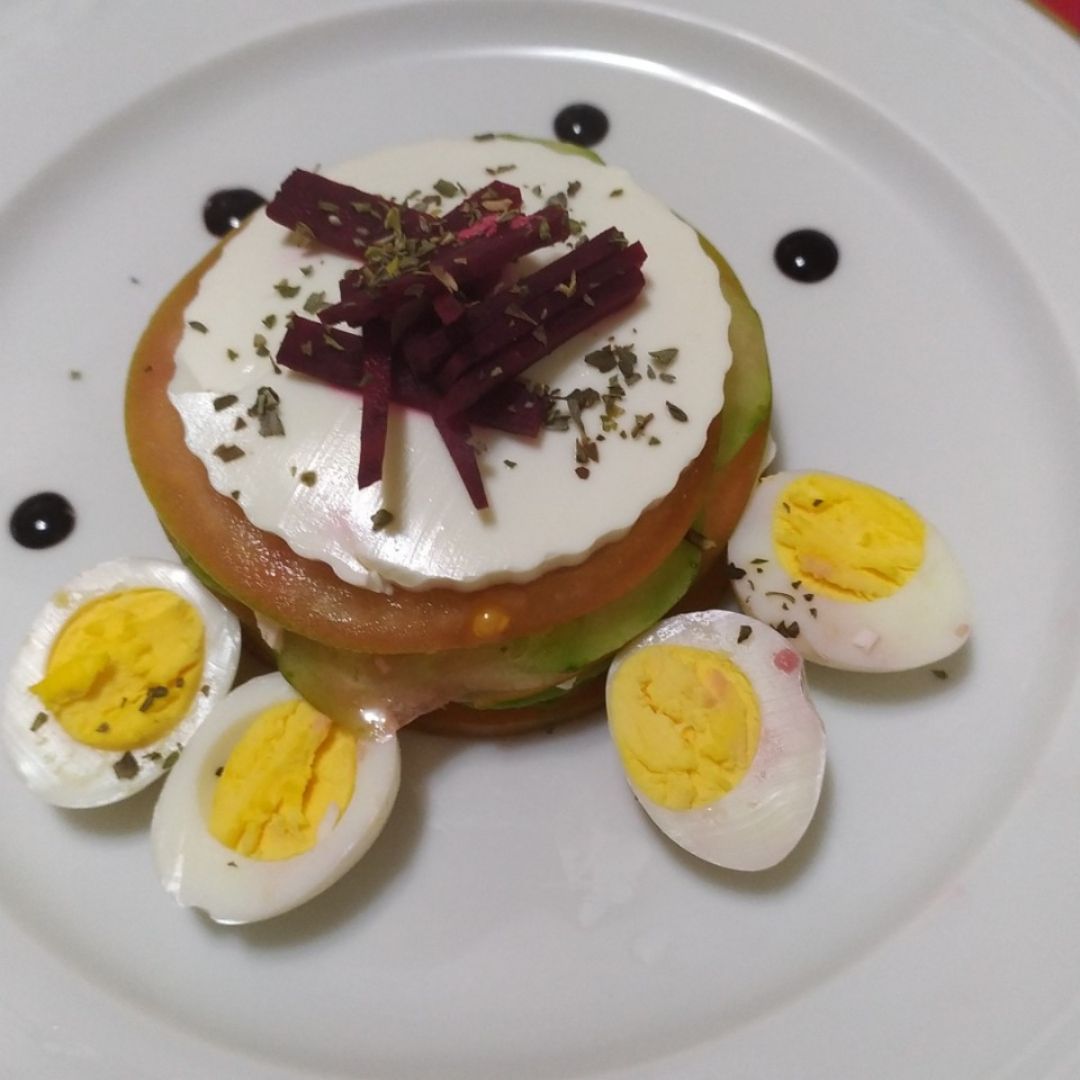 Tilbal de tomate, queso, pepino y aguacate