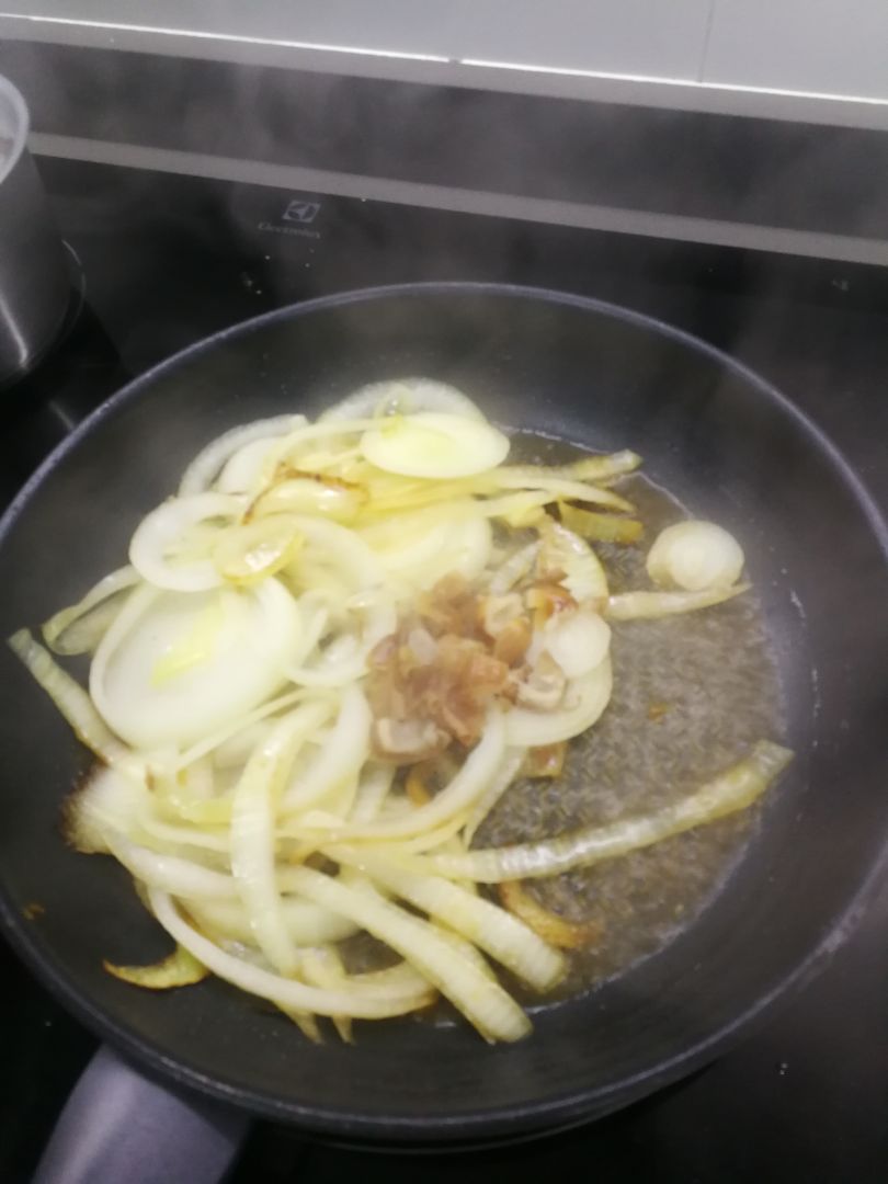 Hamburguesitas con cebolla caramelizada Paso 2 Hamburguesitas con cebolla caramelizada Paso 2