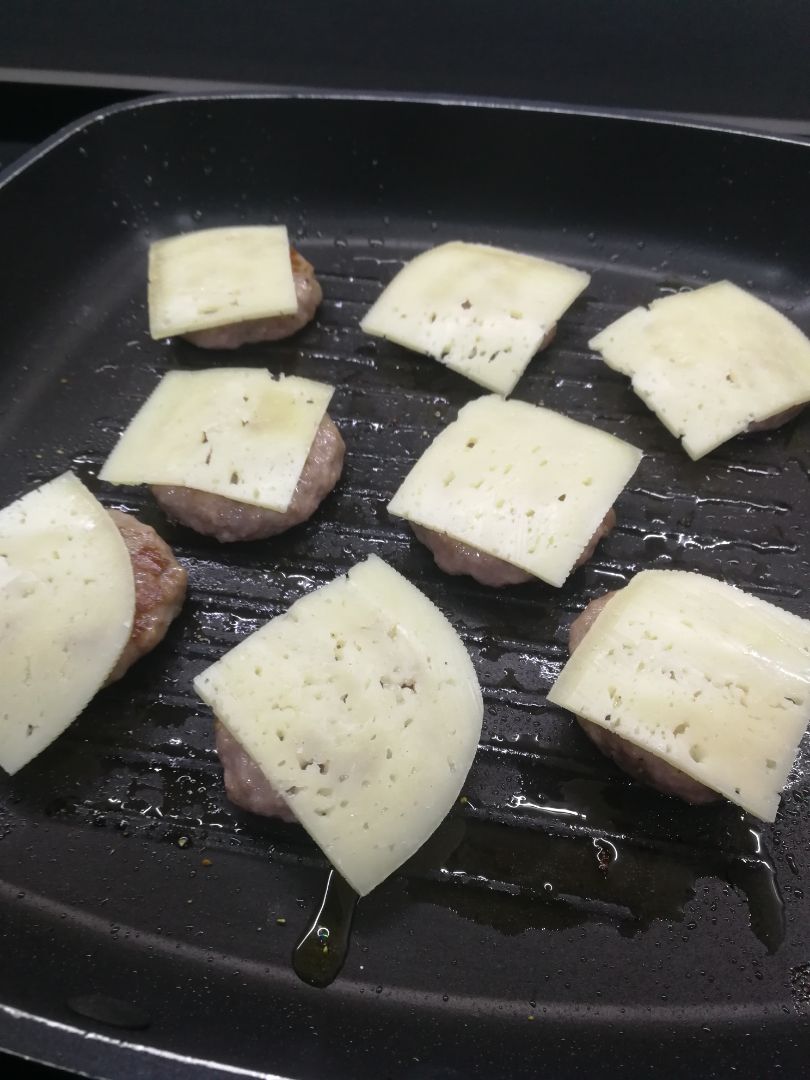 Hamburguesitas con cebolla caramelizada Paso 3 Hamburguesitas con cebolla caramelizada Paso 3