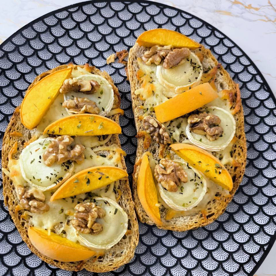 Tostada de melocotón y quesos.