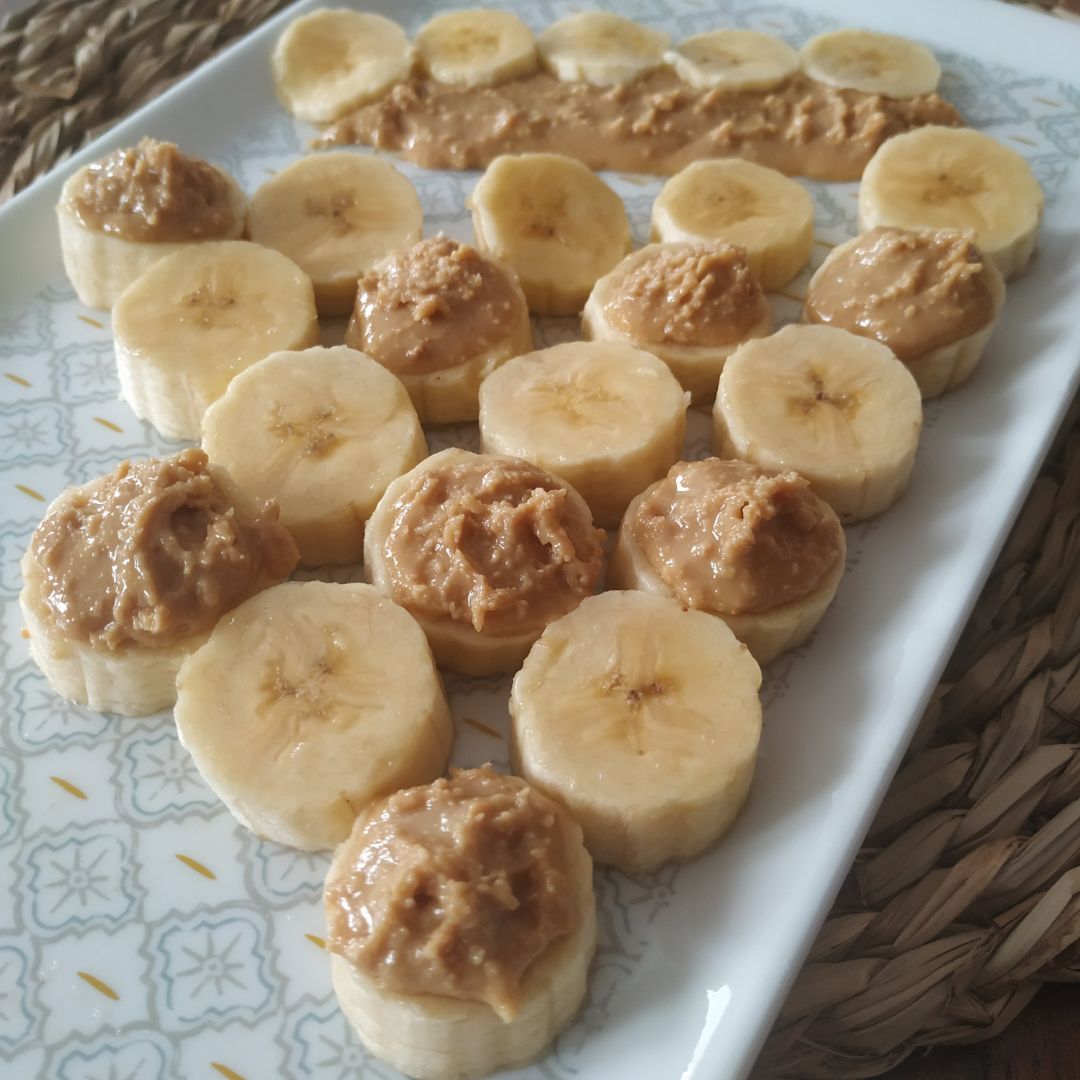 Plátanos con crema de cacahuete natural Plátanos con crema de cacahuete natural