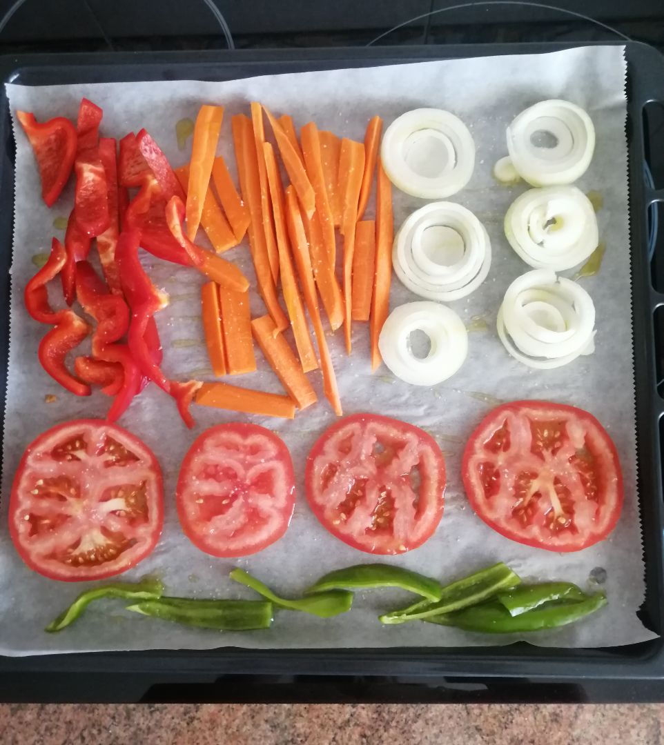Wrap de verduras al horno 🧅🍅🥕 Paso 1 Wrap de verduras al horno 🧅🍅🥕 Paso 1