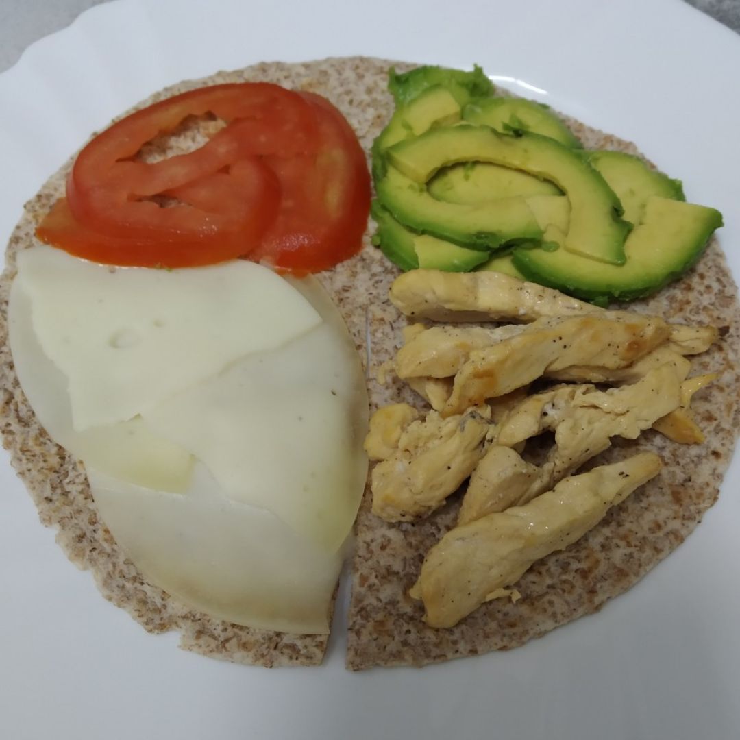 Wraps de queso, aguacate, tomate y pollo 🌯 Paso 2 Wraps de queso, aguacate, tomate y pollo 🌯 Paso 2