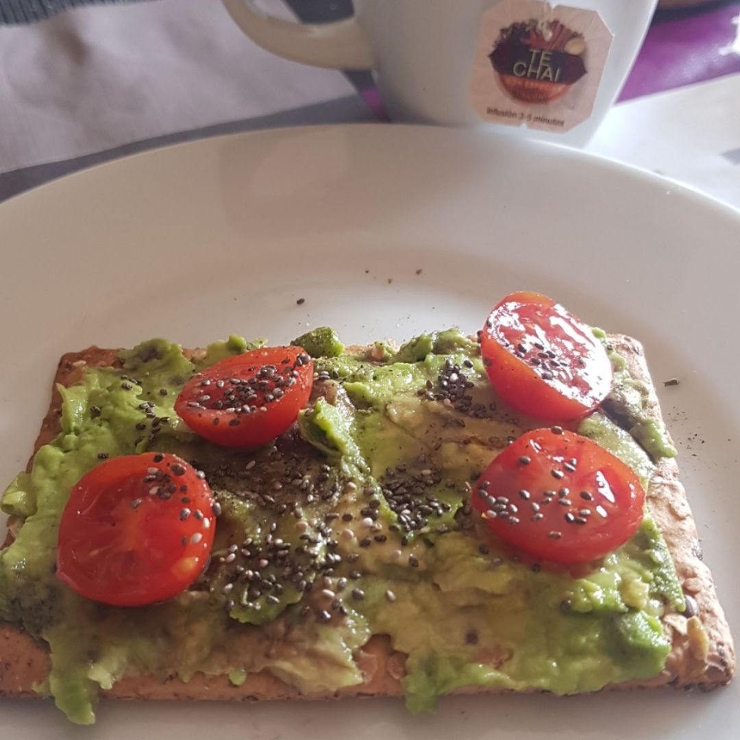 Tostada con aguacate y cherrys