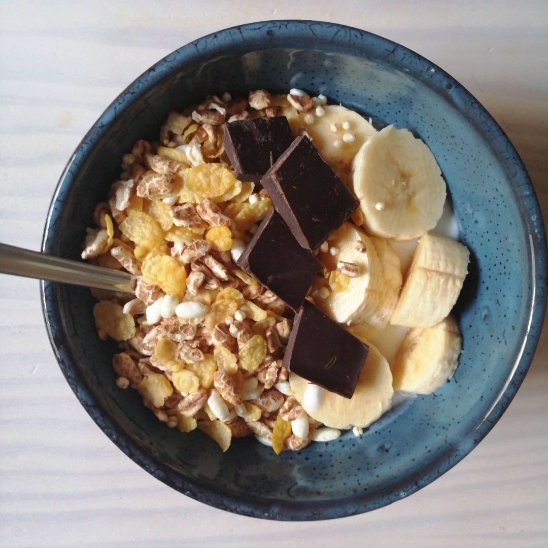 Minibol de yogur con plátano, cereales y chocolate 