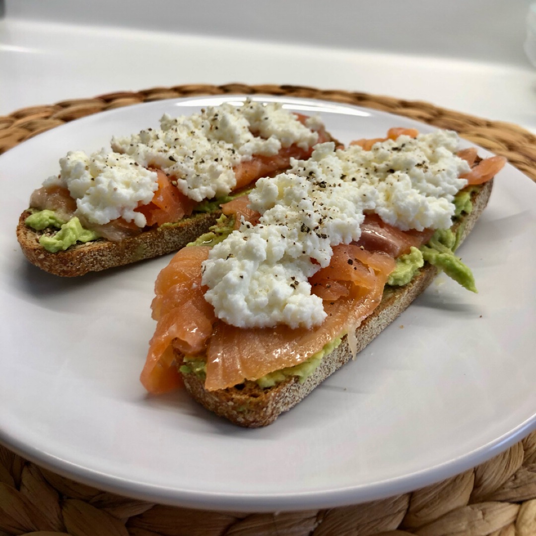 Tostada de salmón, aguacate y queso