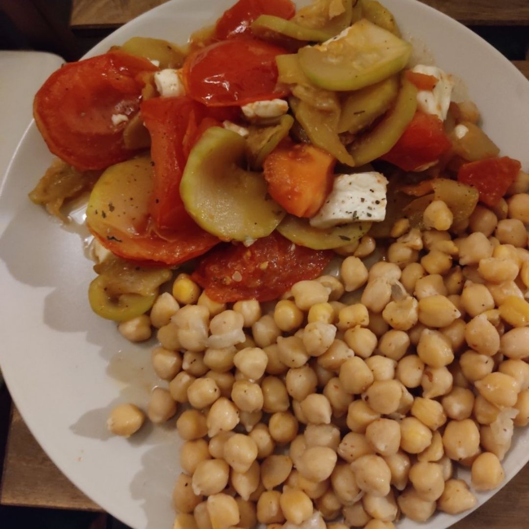 Garbanzos cocidos con salteado de verduras y queso fresco