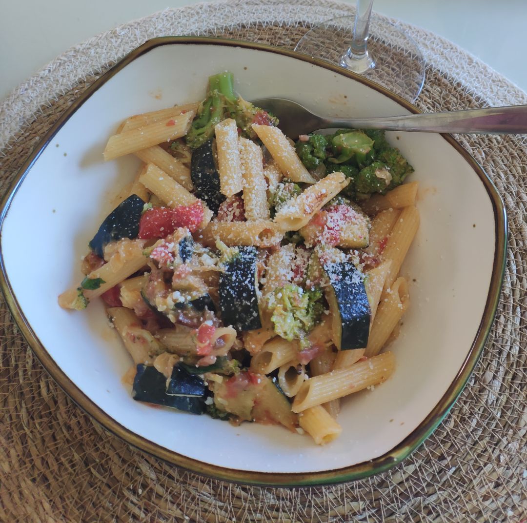 Pasta con verduras y tomates cherry