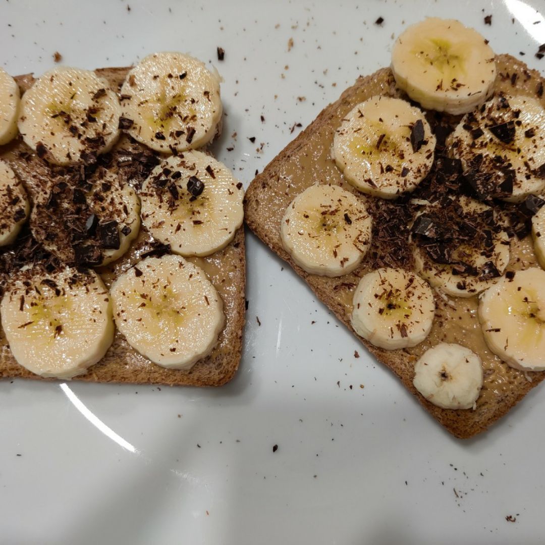 Tostadas integral con plátano, crema de cacahuete y chocolate