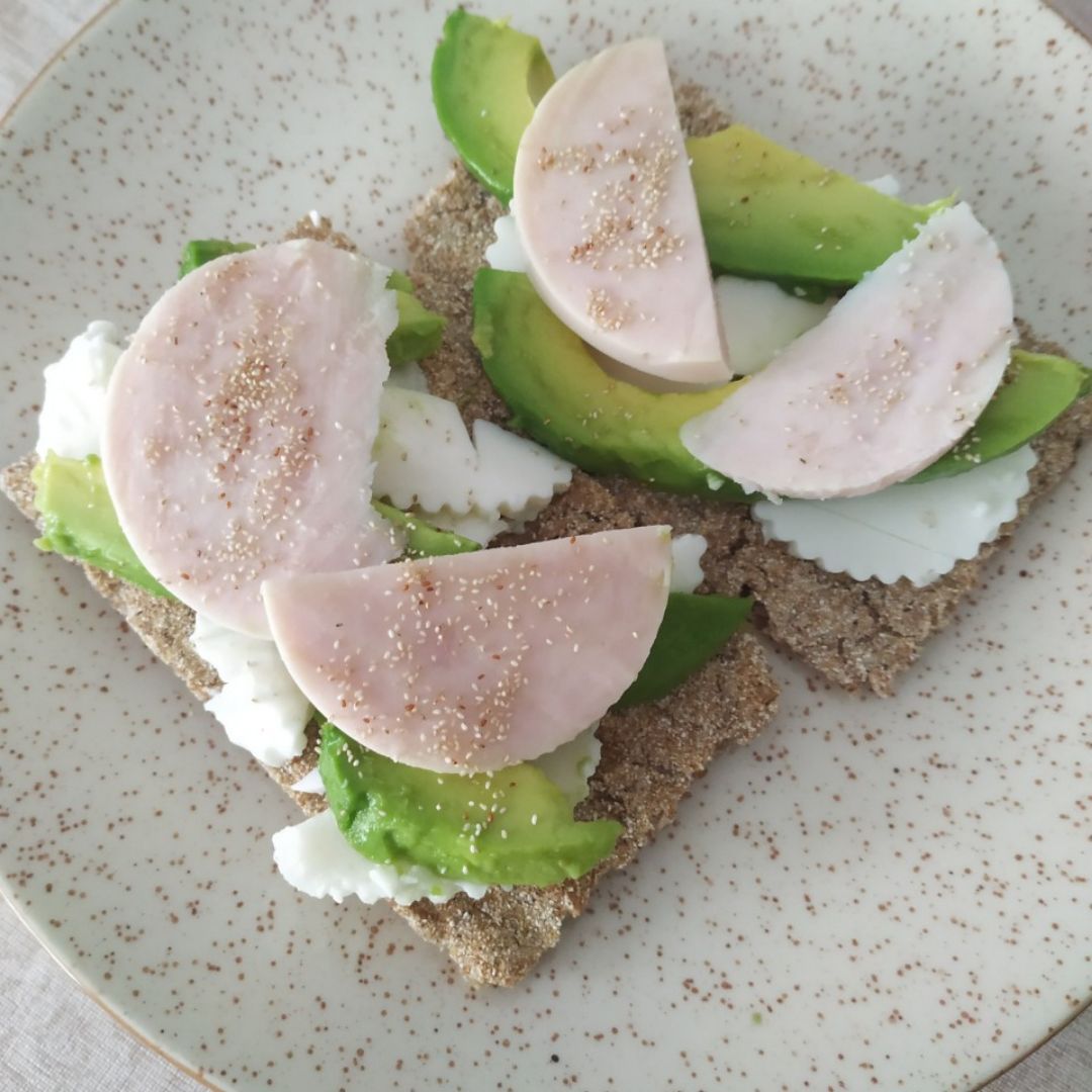Tostadas de centeno con toppings Tostadas de centeno con toppings