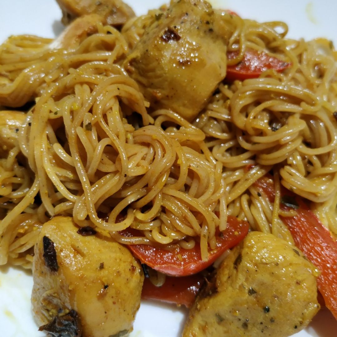 Fideos de arroz integral con pavo y pimiento salteado 