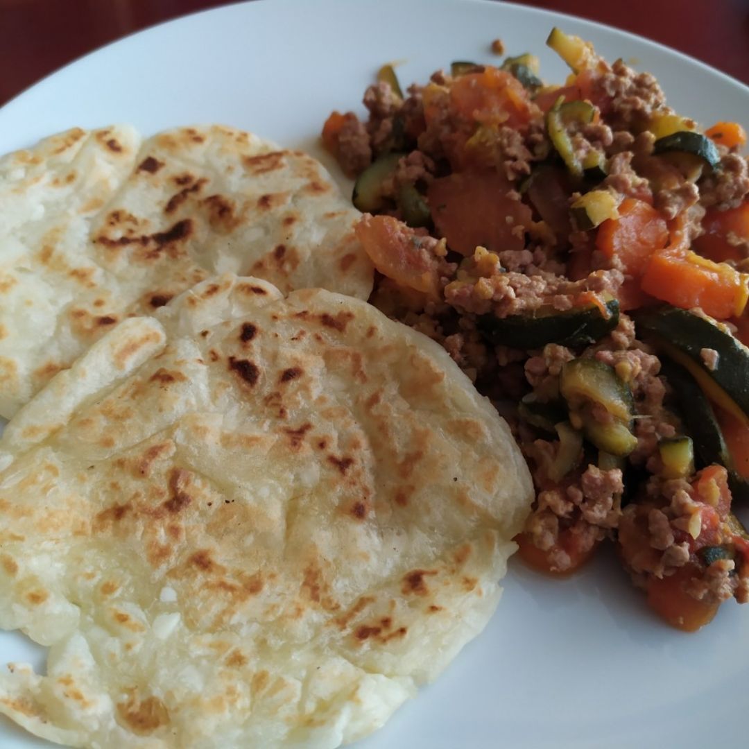 Carne picada con arepas de yuca Carne picada con arepas de yuca