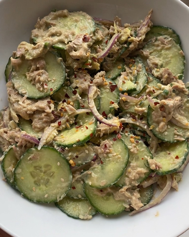 Ensalada de pepino alta en proteína 