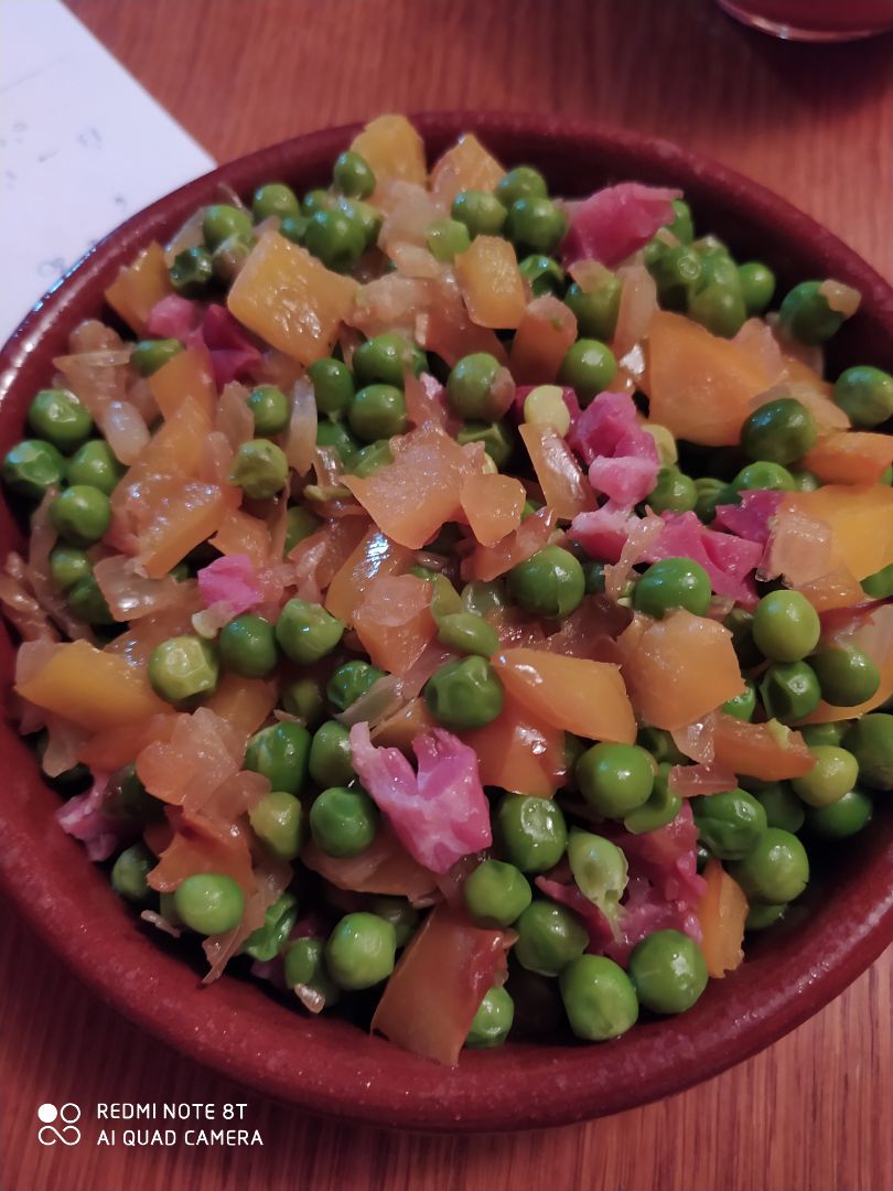 Guisantes con jamón y pimiento amarillo Guisantes con jamón y pimiento amarillo