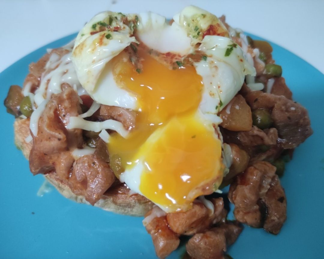 **PATATA ASADA CON PAVO Y HUEVO POCHE** **PATATA ASADA CON PAVO Y HUEVO POCHE**