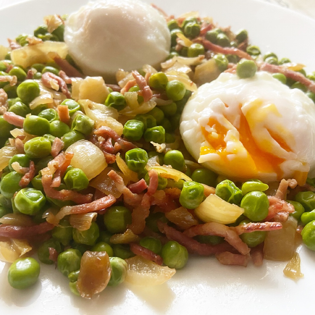 Guisantes con jamón y huevo poche 