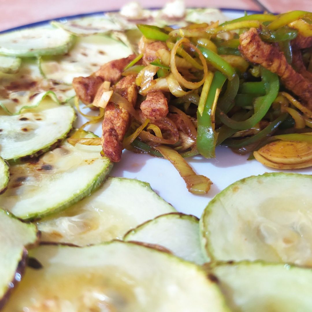 Calabacín plancha con salteado de pollo al curry Calabacín plancha con salteado de pollo al curry