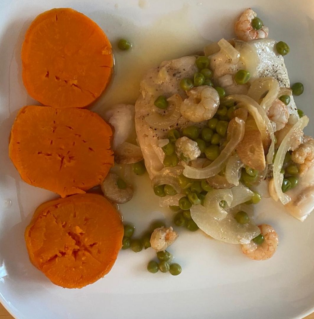 Merluza con gambas y batata Merluza con gambas y batata