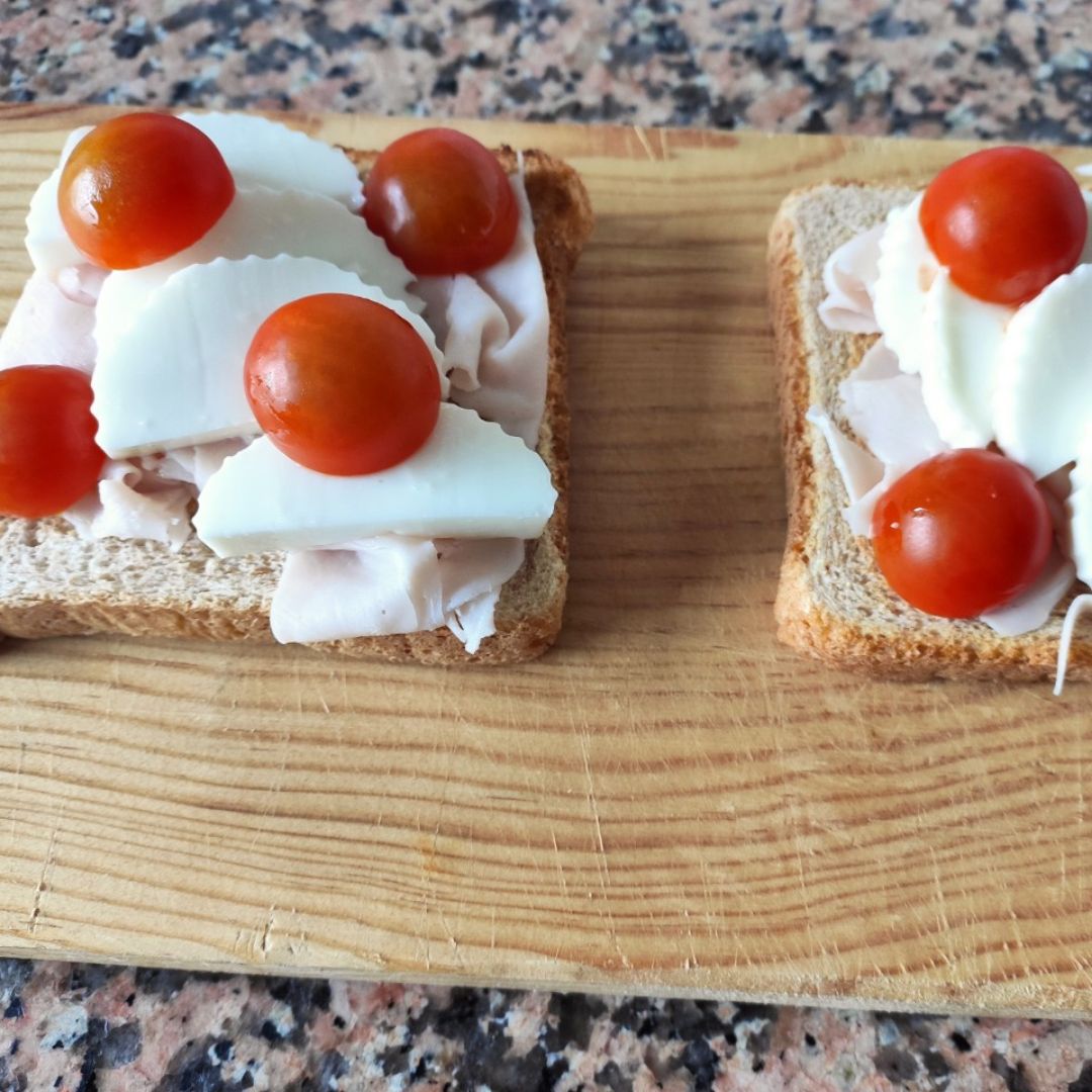 Tostadas con pechuga de pavo, queso y cherries