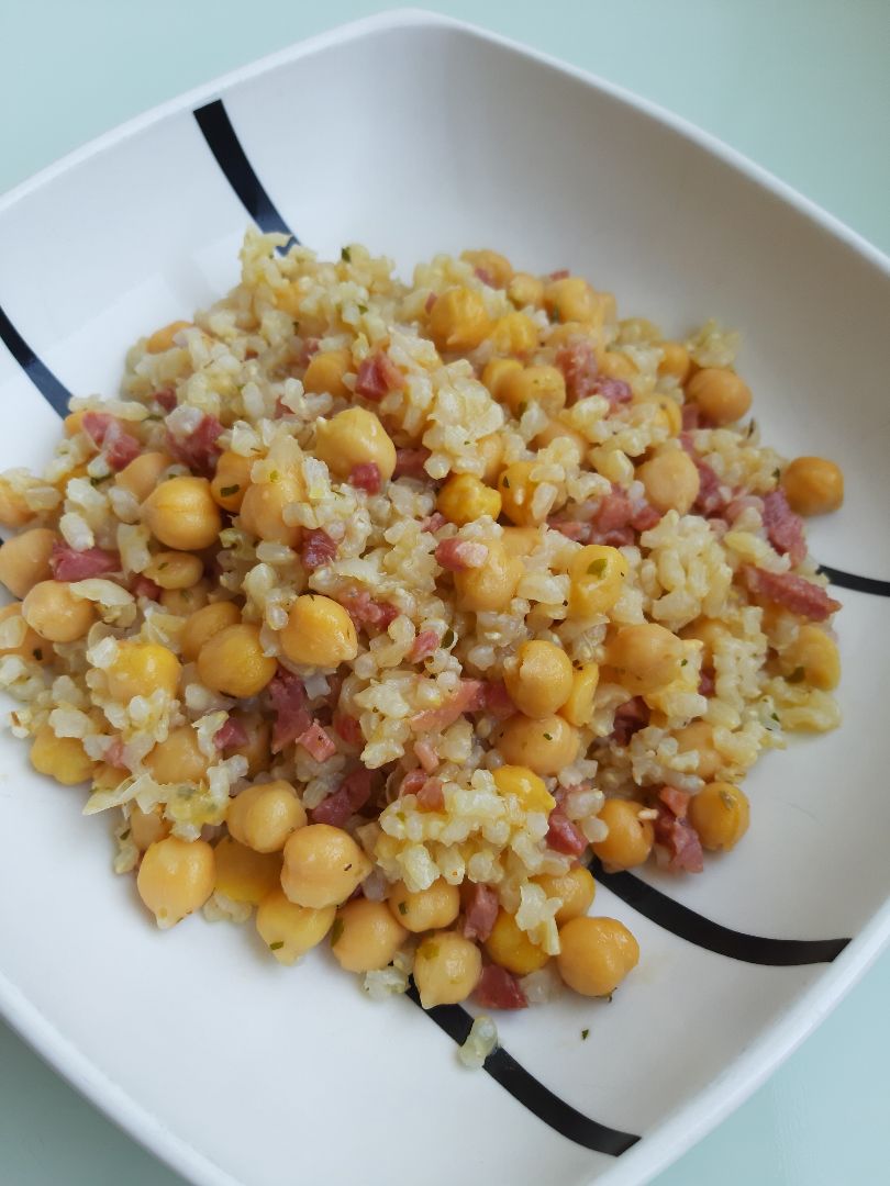 Garbanzos con arroz integral y jamón . Garbanzos con arroz integral y jamón .