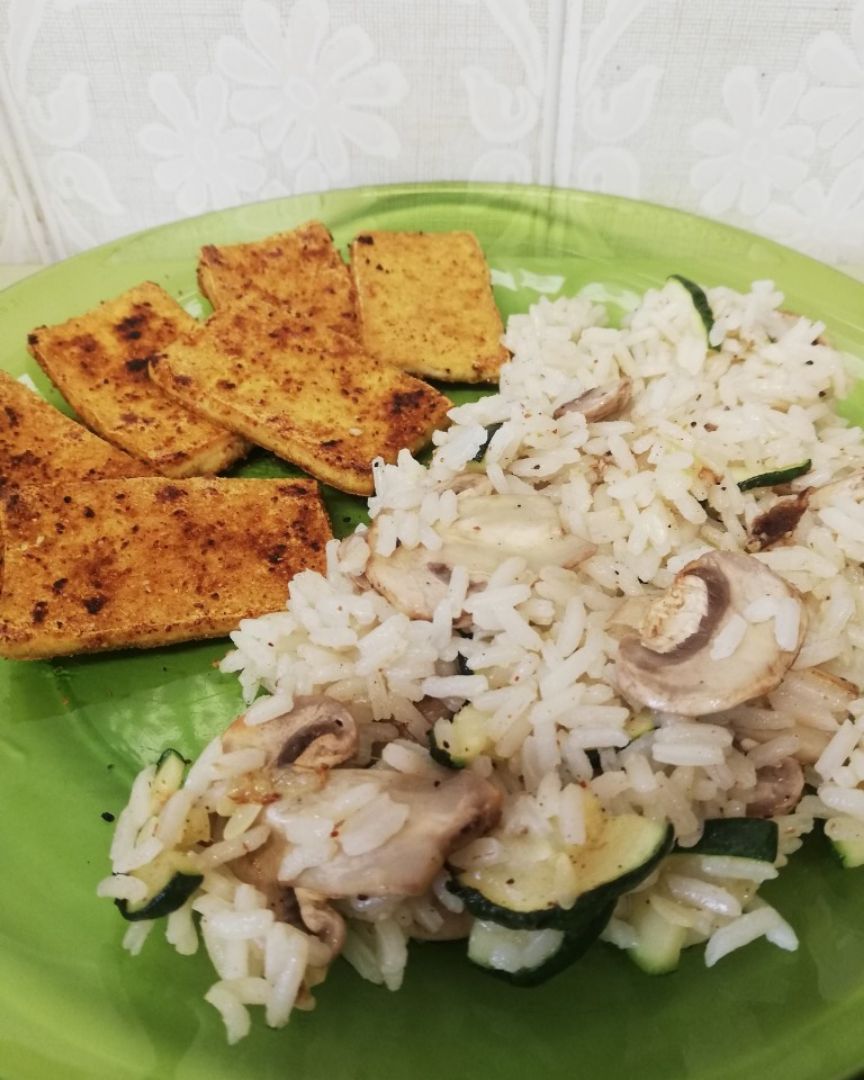 Tofu al Curry con arroz y verduras 