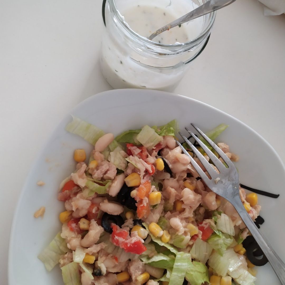 Ensalada de alubias con salsa de yogur