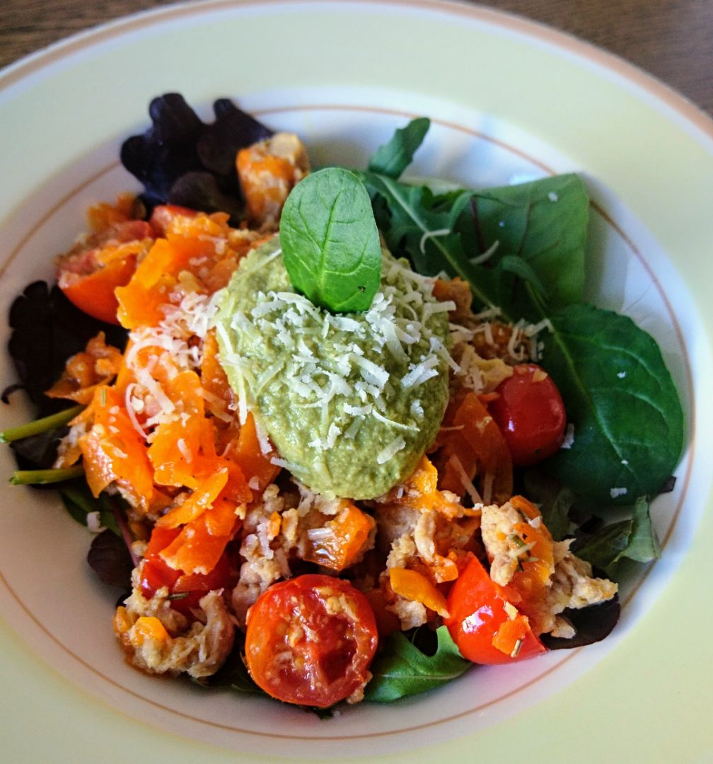 Ensalada de calabaza salteada con atún y pesto de aguacate Ensalada de calabaza salteada con atún y pesto de aguacate