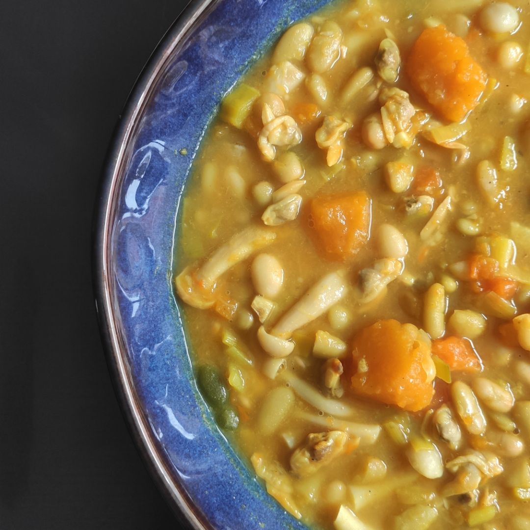 Alubias con almejas, verduras y setas