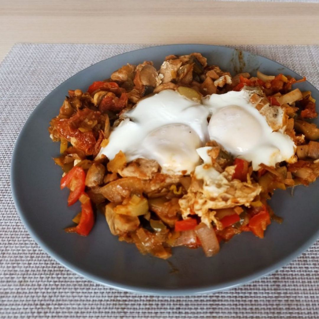 Pavo marinado con pisto de verduras 🦃🧄🍅🥒🧅 Pavo marinado con pisto de verduras 🦃🧄🍅🥒🧅
