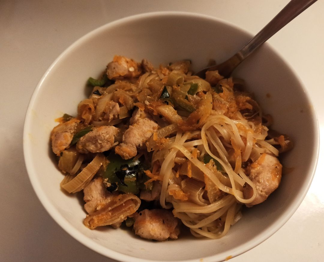 Noodles de arroz, con pollo y verduras Noodles de arroz, con pollo y verduras