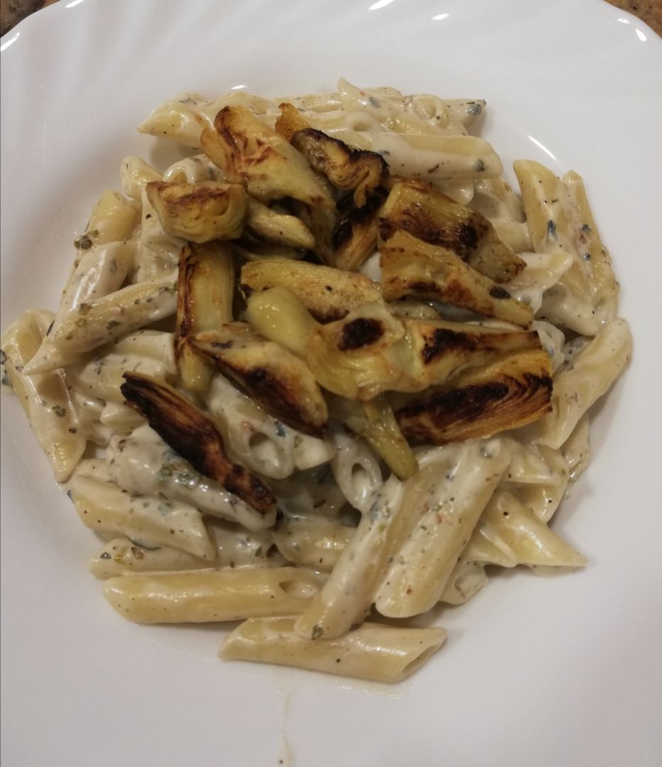 Macarrones con salsa de coco y alcachofas
